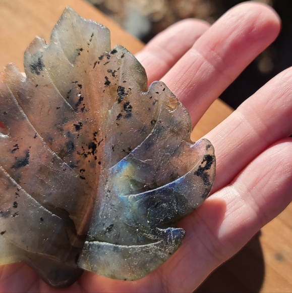 Laboradite handcarved crystal leaf 🍃 - Picture 6 of 8